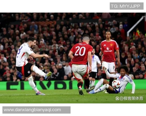 镜头捕捉：欧联赛场小动作引发热议