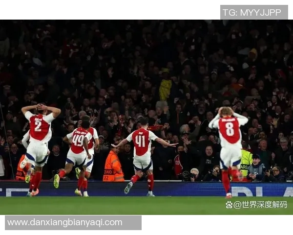 镜头捕捉：阿森纳赛场小动作引发热议